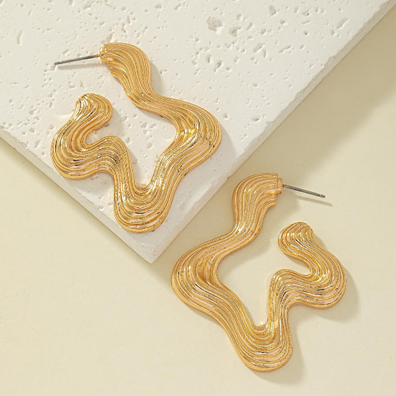 Sculptural Wave Earrings: Modern & Artistic!