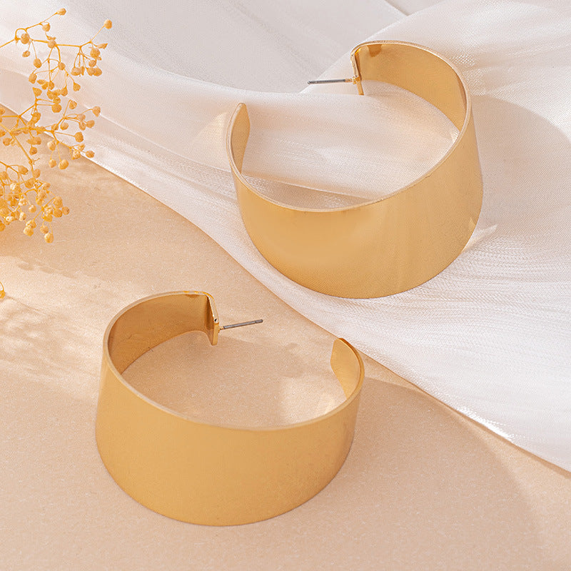 Classic Gold Hoop Earrings: Timeless Elegance!