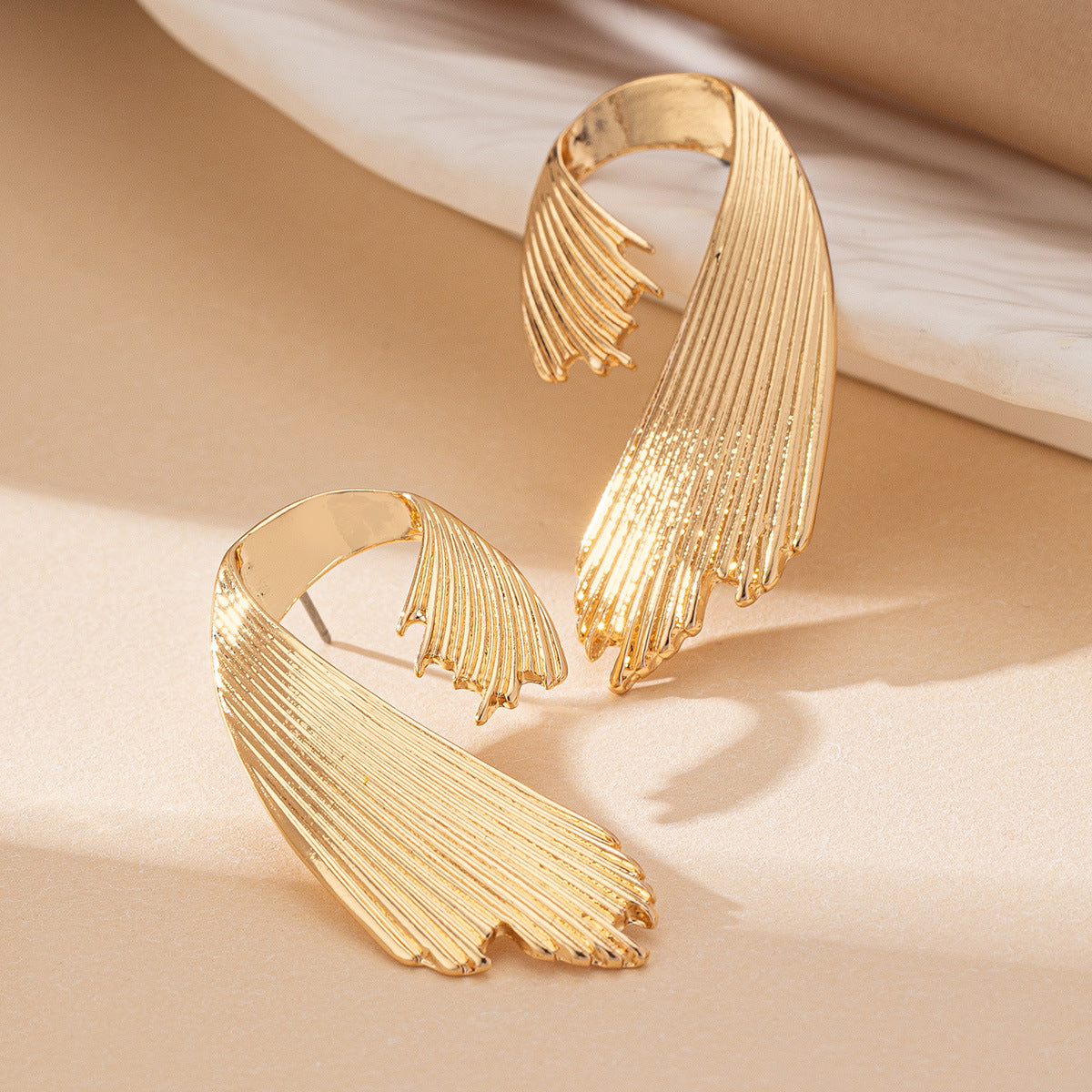 Sleek Wave Earrings: Modern Elegance!