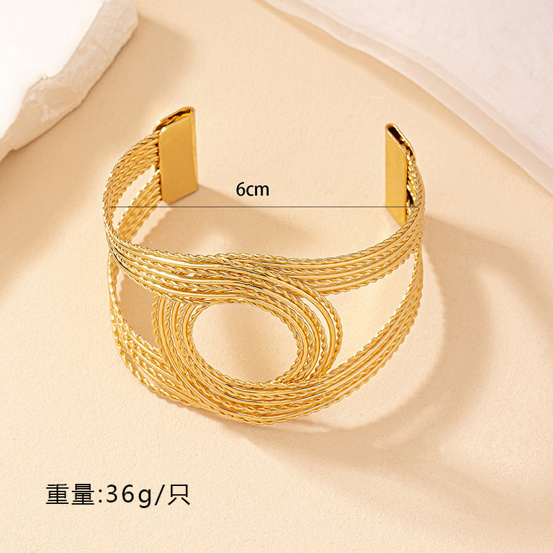 Artistic Twist Gold Cuff Bracelet: Modern Chic!