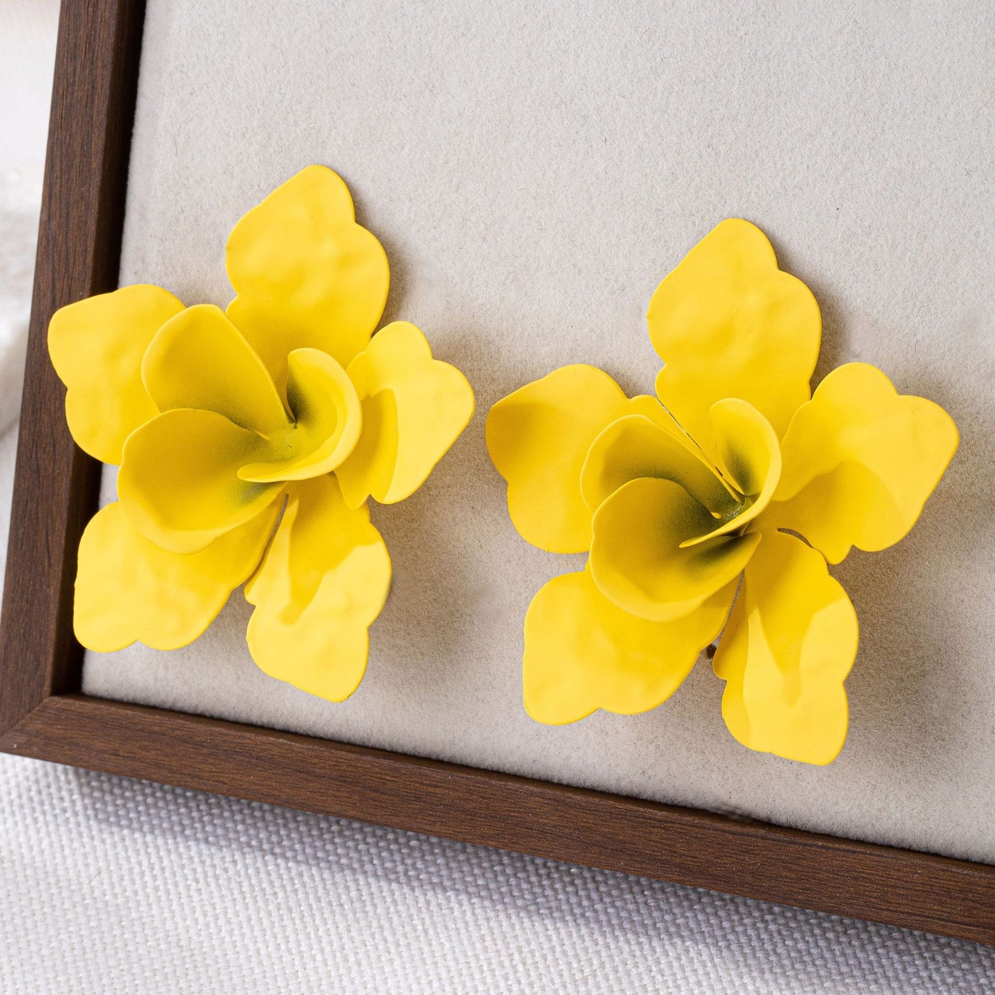 Charming Yellow Floral Earrings: Brighten Your Look!