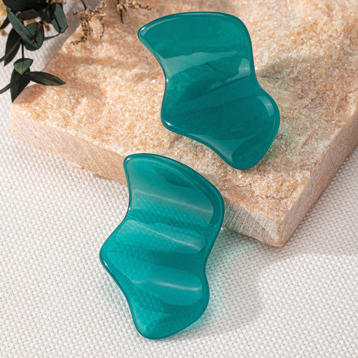 Chic Abstract Resin Earrings: Modern & Stylish!