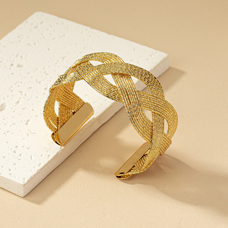 Elegant Braided Gold Cuff Bracelet: Timeless Beauty!