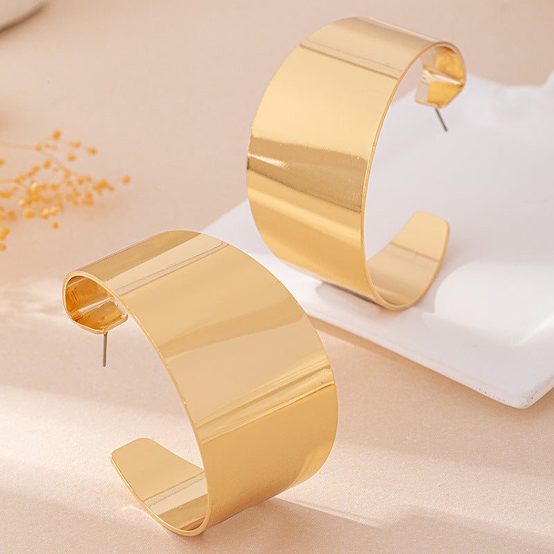 Classic Gold Hoop Earrings: Timeless Elegance!