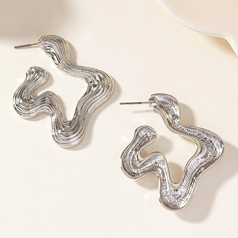 Sculptural Wave Earrings: Modern & Artistic!