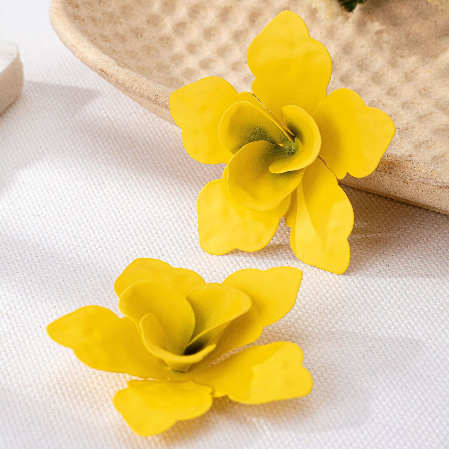 Charming Yellow Floral Earrings: Brighten Your Look!