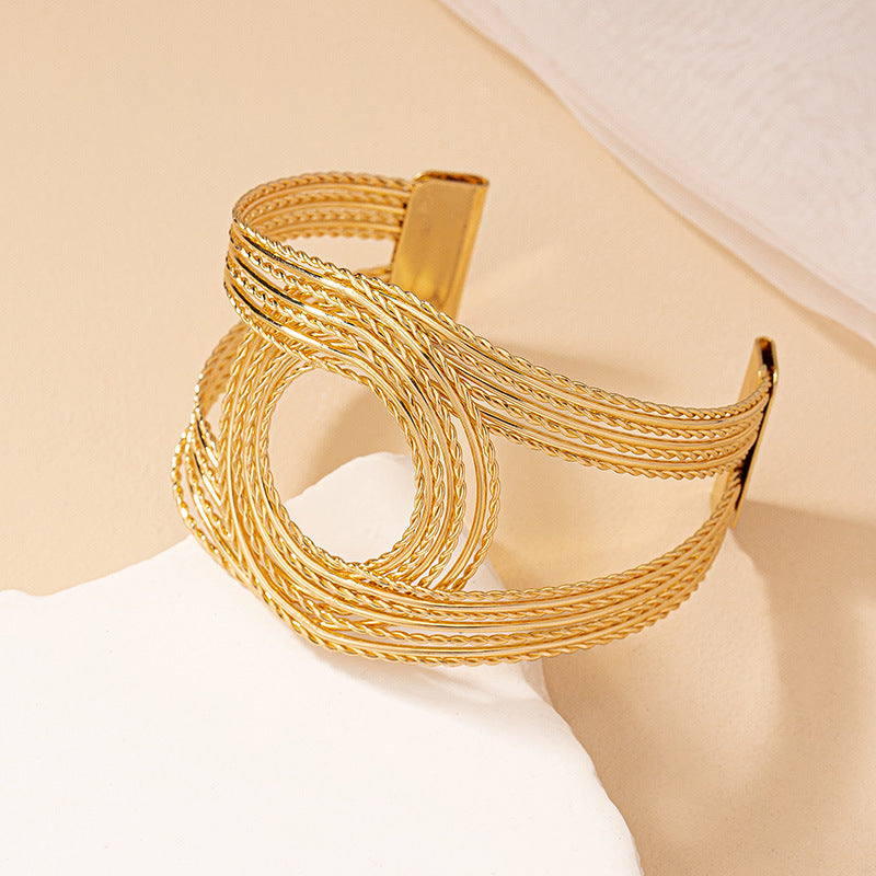 Artistic Twist Gold Cuff Bracelet: Modern Chic!
