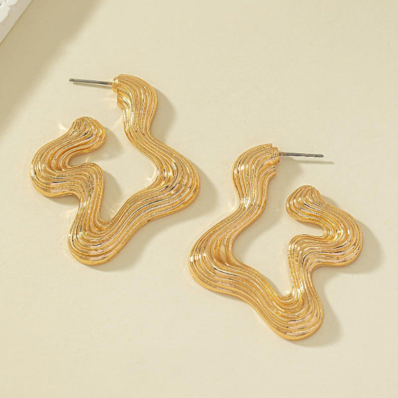 Sculptural Wave Earrings: Modern & Artistic!