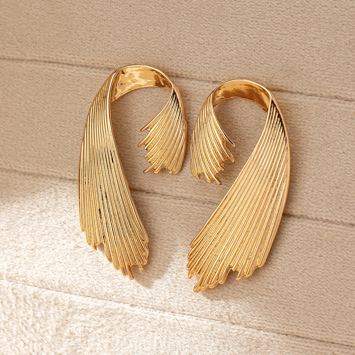 Sleek Wave Earrings: Modern Elegance!
