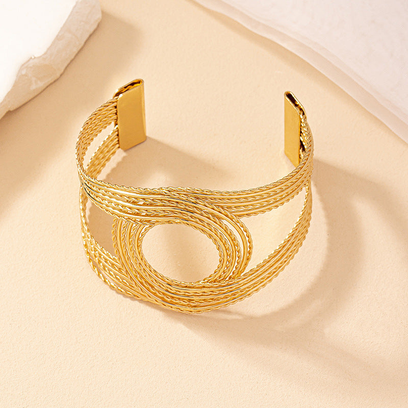 Artistic Twist Gold Cuff Bracelet: Modern Chic!
