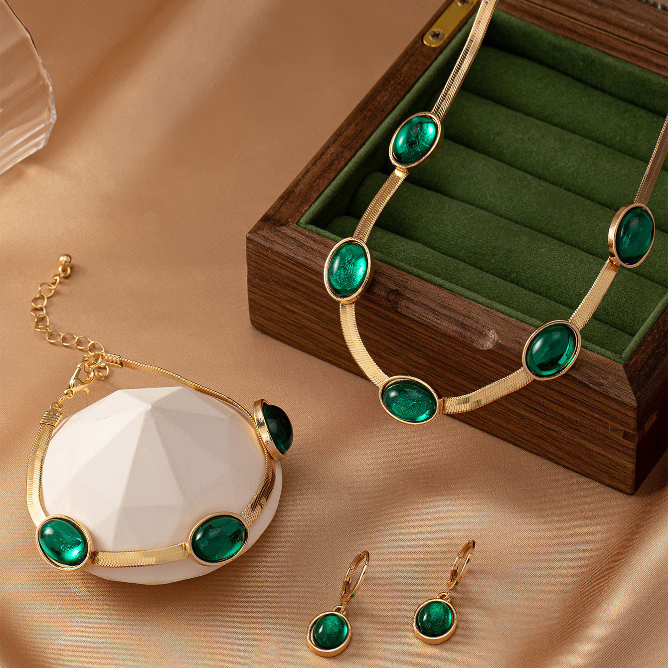 Elegant Emerald Jewelry Set: Timeless Glamour!