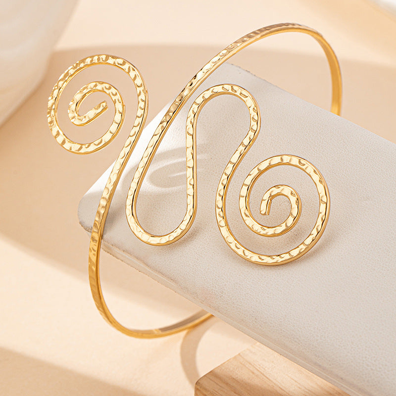 Artistic Spiral Arm Cuff: A Unique Touch of Elegance!