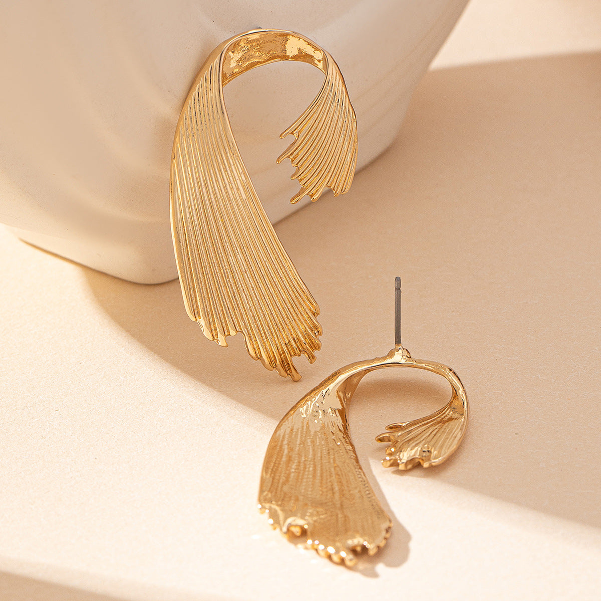 Sleek Wave Earrings: Modern Elegance!