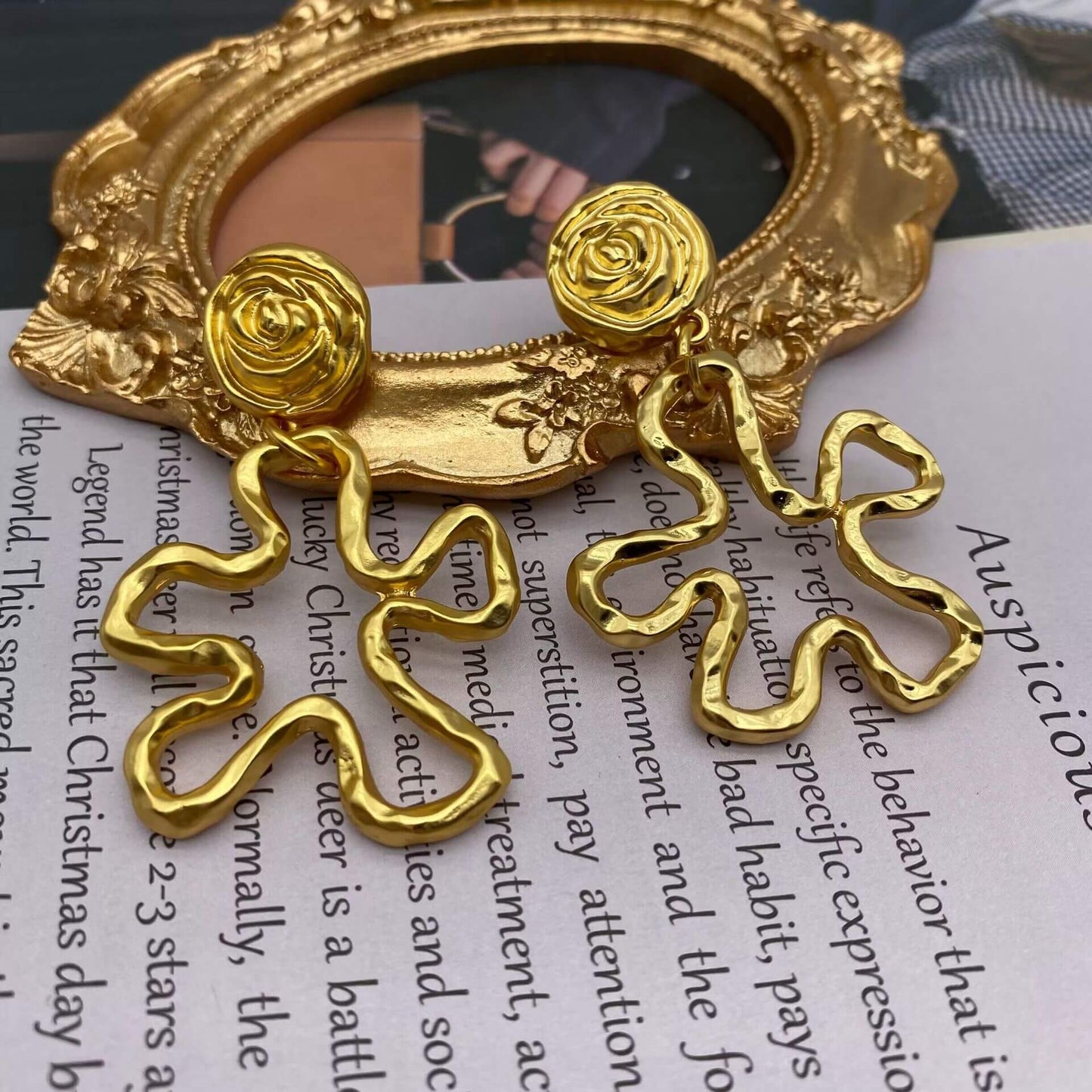 Hollow flower earrings
