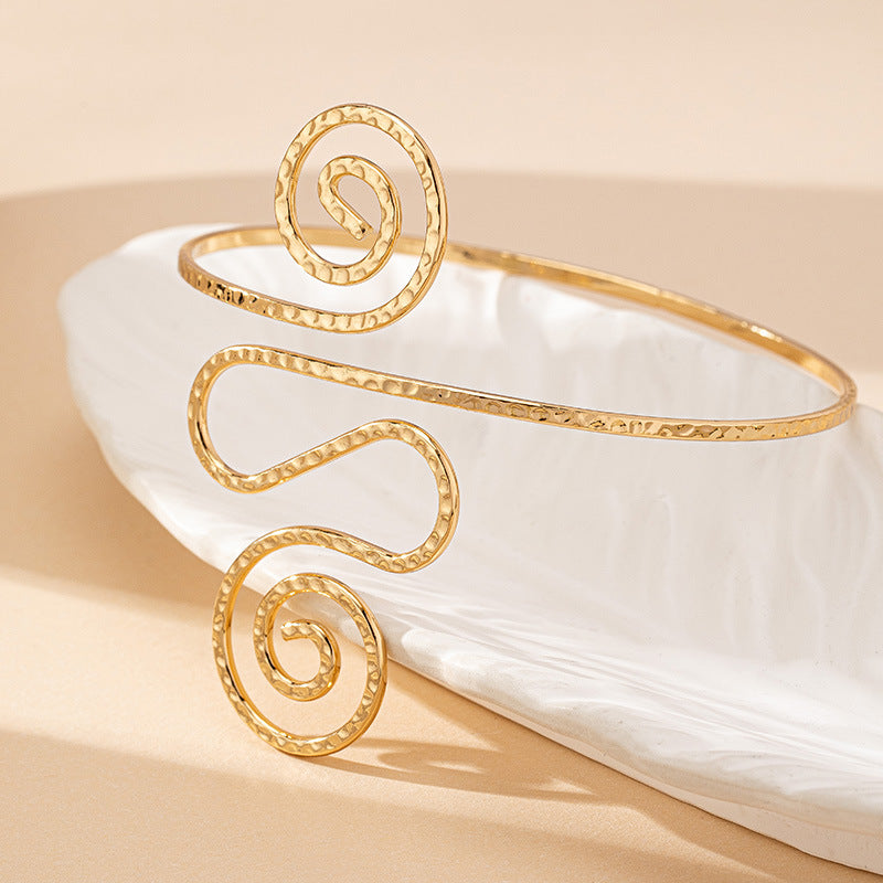 Artistic Spiral Arm Cuff: A Unique Touch of Elegance!