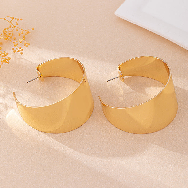 Classic Gold Hoop Earrings: Timeless Elegance!