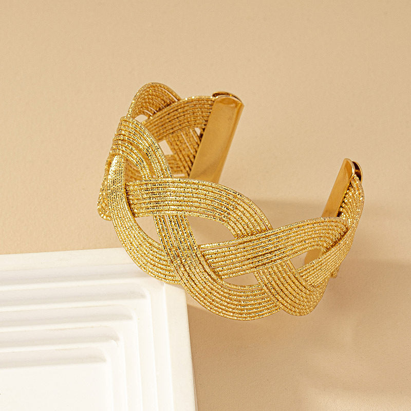 Elegant Braided Gold Cuff Bracelet: Timeless Beauty!