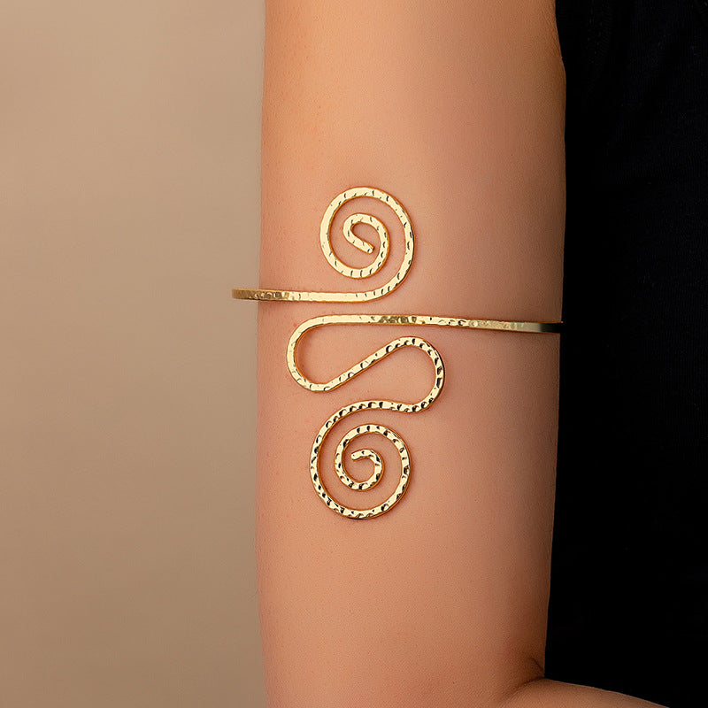 Artistic Spiral Arm Cuff: A Unique Touch of Elegance!