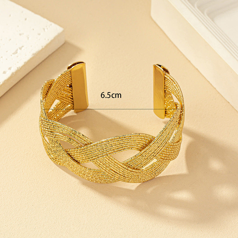 Elegant Braided Gold Cuff Bracelet: Timeless Beauty!