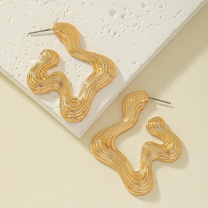 Sculptural Wave Earrings: Modern & Artistic!
