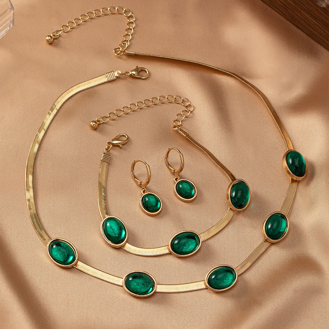 Elegant Emerald Jewelry Set: Timeless Glamour!