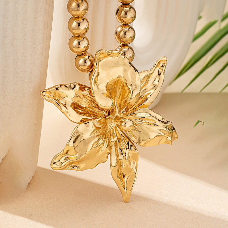 Bold Floral Statement Necklace: Golden Glamour!