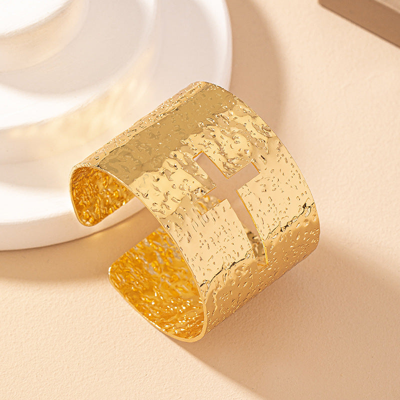 Stylish Hammered Cuff Bracelet: A Modern Statement!