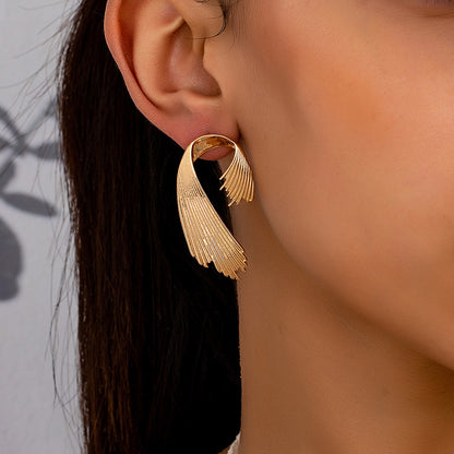 Sleek Wave Earrings: Modern Elegance!