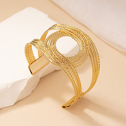 Artistic Twist Gold Cuff Bracelet: Modern Chic!