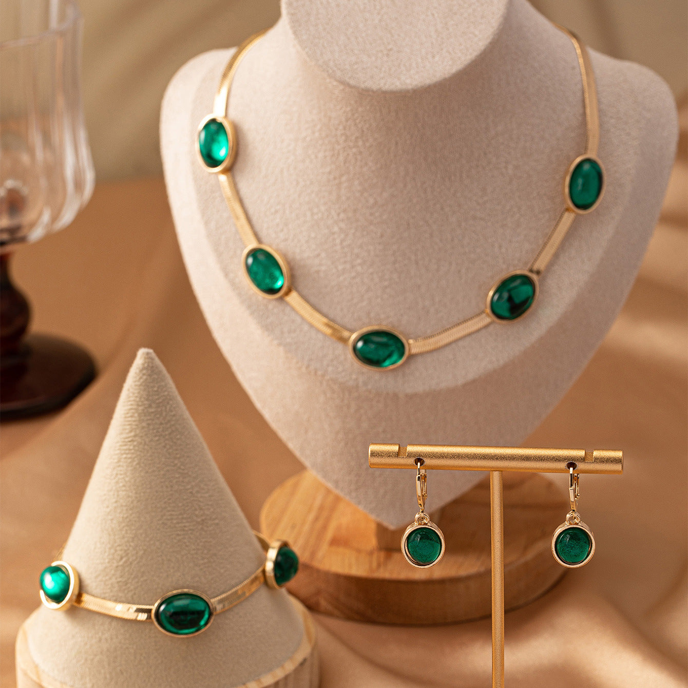 Elegant Emerald Jewelry Set: Timeless Glamour!