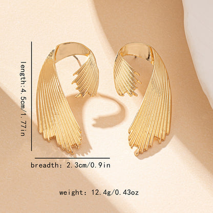 Sleek Wave Earrings: Modern Elegance!