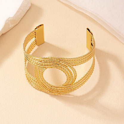 Artistic Twist Gold Cuff Bracelet: Modern Chic!