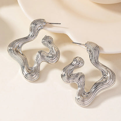 Sculptural Wave Earrings: Modern & Artistic!