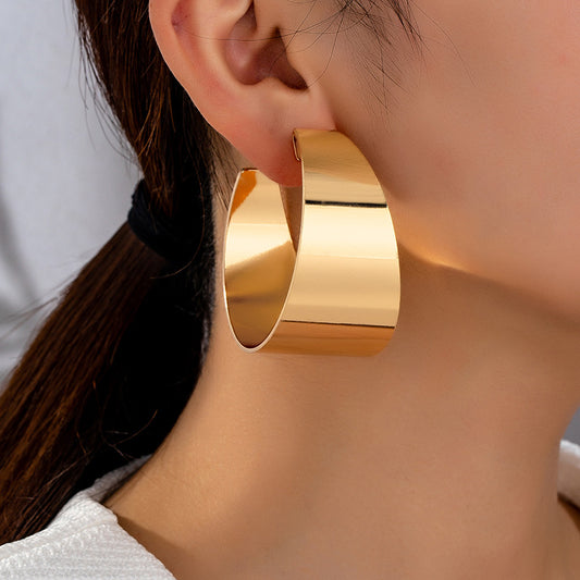 Classic Gold Hoop Earrings: Timeless Elegance!