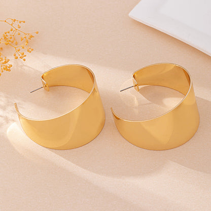Classic Gold Hoop Earrings: Timeless Elegance!