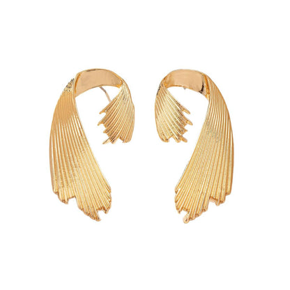 Sleek Wave Earrings: Modern Elegance!