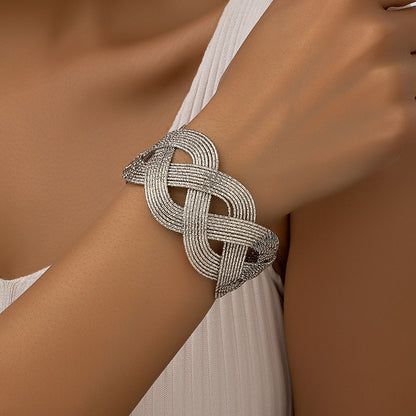 Elegant Braided Gold Cuff Bracelet: Timeless Beauty!
